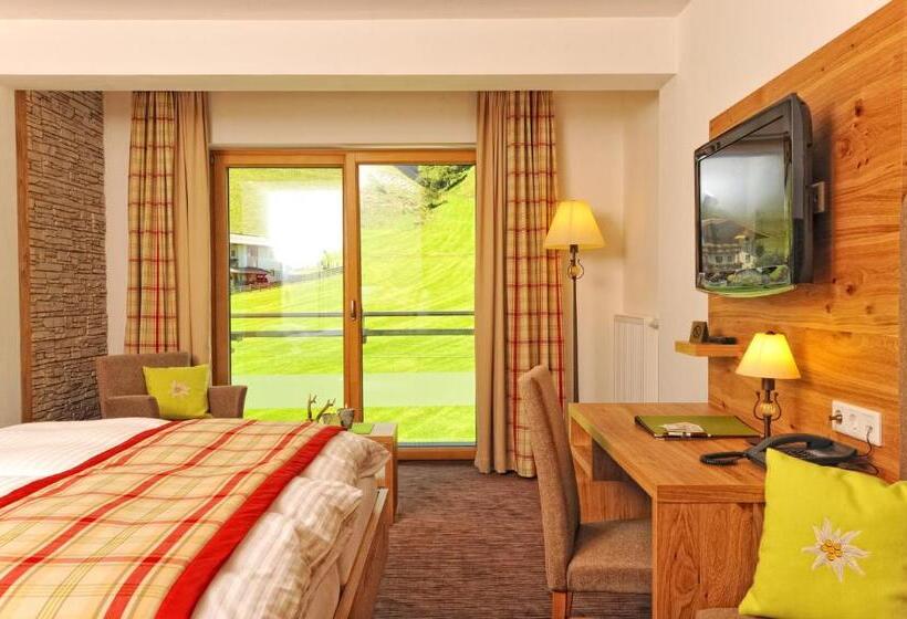 Premium room w/ mountain view, Barbarahof Saalbach