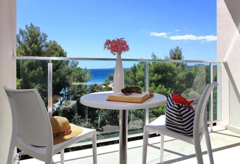 اتاق سوپریور با چشم‌انداز جانبی دریا, Crvena Luka Resort