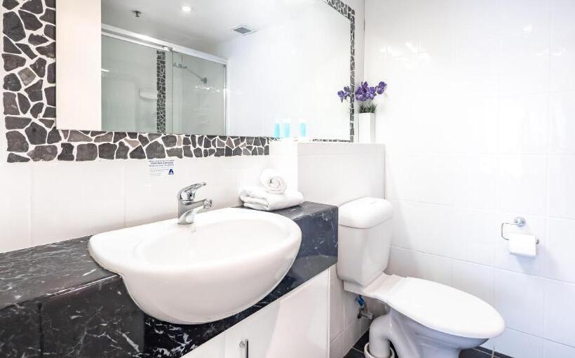 Апартаменты 2 Спальни, Victoria Square Apartments