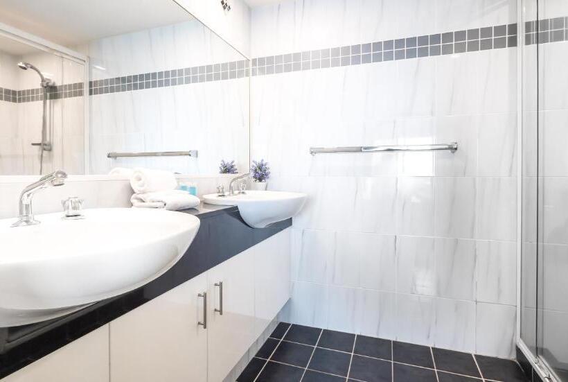 Апартаменты 1 Спальня, Victoria Square Apartments