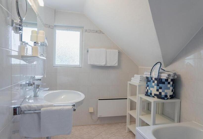 Superior room with lake view, Inselhotel Faakersee