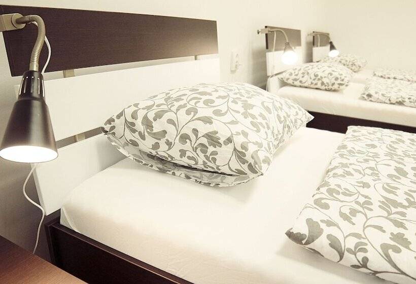 اتاق استاندارد چهارنفره با سرویس بهداشتی مشترک, Hostel Folks
