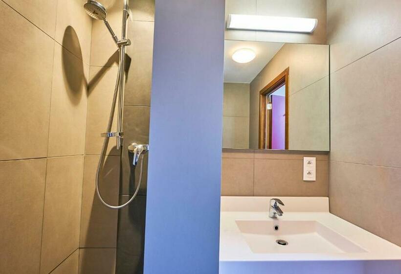 اتاق استاندارد سه نفره, Jacques Brel Youth Hostel