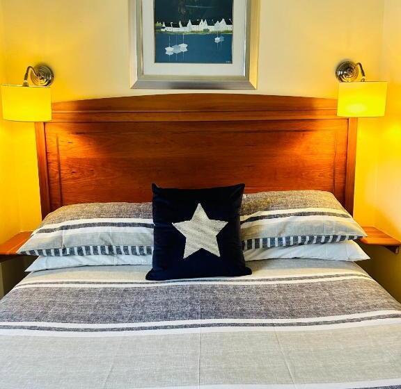בית, 4 חדרי שינה, The Waterside B&b