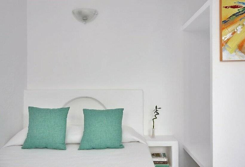Studio Standard, Ayoba Santorini