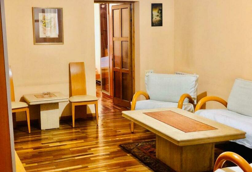 تختخواب در اتاق مشترک, Center Hostel And Tours