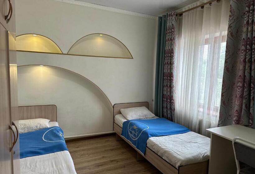 اتاق اکونومی, Tunduk Hostel