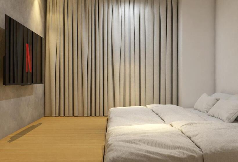 اتاق استاندارد سه نفره, Double H Boutique