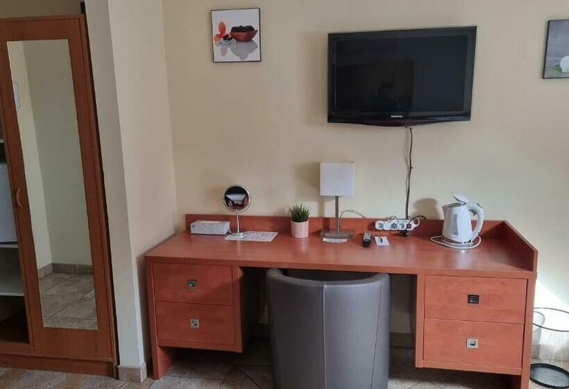 Номер Стандарт Трехместный, Club Haus 502 Kalocsa