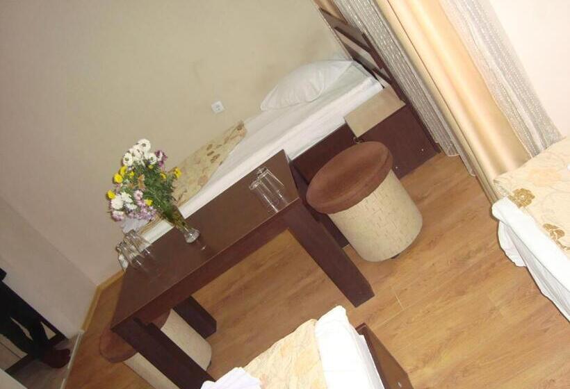 غرفة قياسية ثلاثية مزودة بشرفة, Han Krum