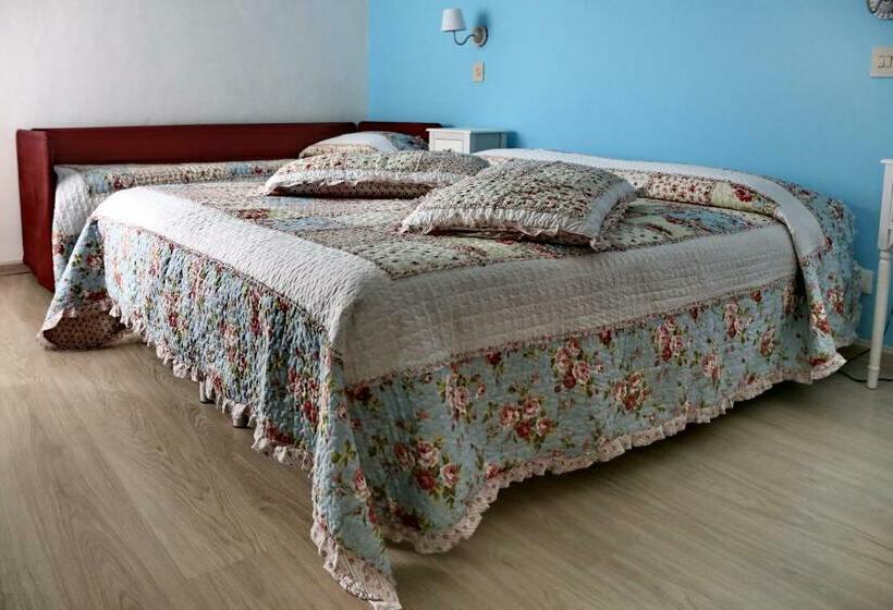 Трехместный Номер Стандарт с Балконом, Santiago