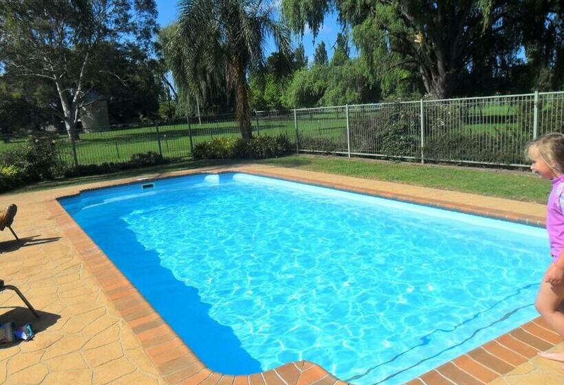 家庭间, Moruya Motel
