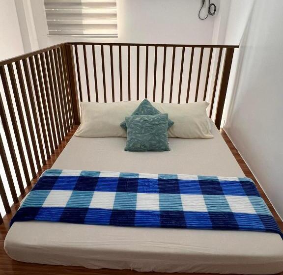 패밀리 룸, Arzel S Tiny House