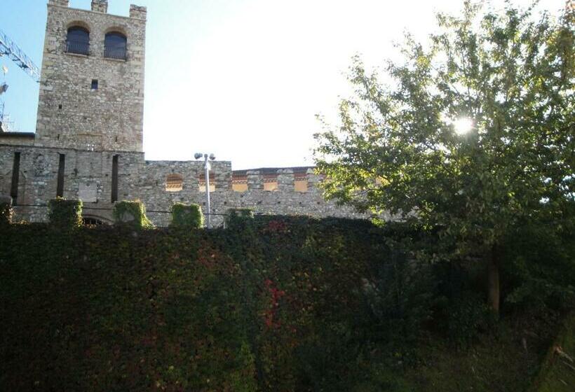 سوئیت جونیور با چشم‌انداز, The Tower Of The Old King