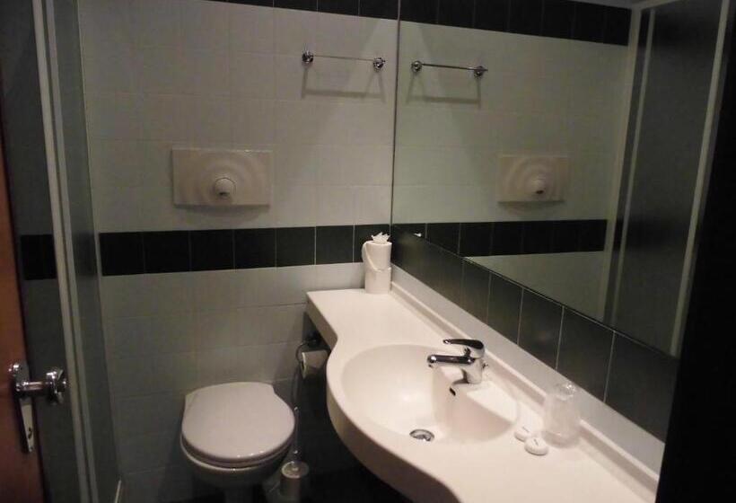 غرفة قياسية ثلاثية, Valverde