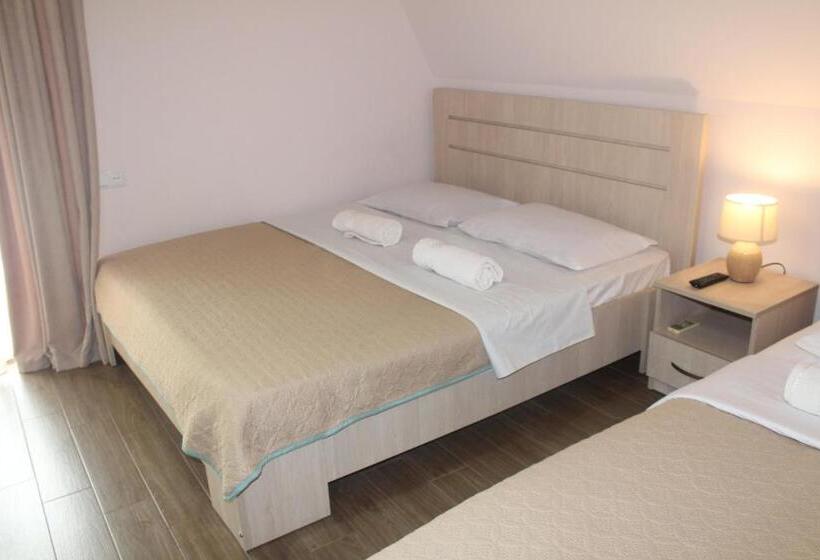 اتاق استاندارد سه نفره, Deluxe Guest House
