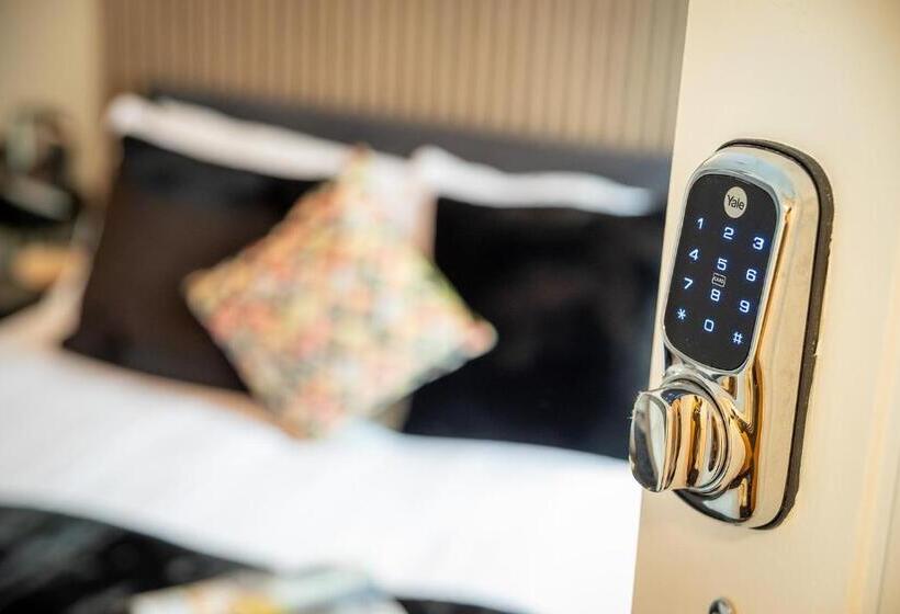 Номер Стандарт, Kings Arms Suites   Luxury Double   Freestanding Bath   Self Check In