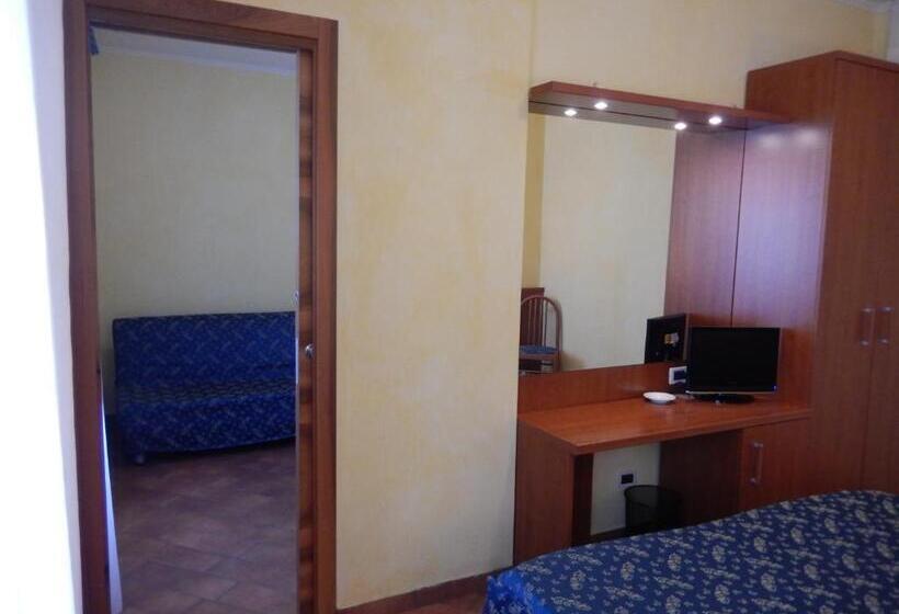 Номер Стандарт Трехместный, Albergo Dei Leoni
