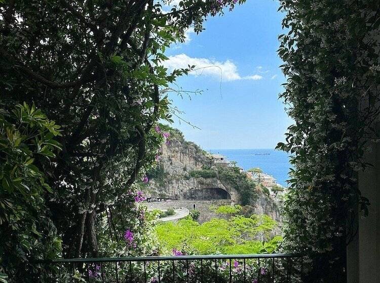 标准间侧面带海景, Pellegrino