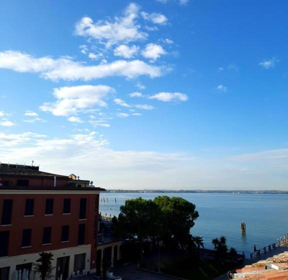 Четырехместный Номер Стандарт, Le Rêve   Lake View Rooms
