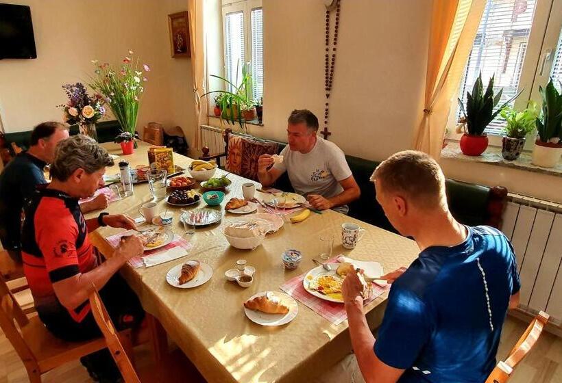 اتاق استاندارد با تخت‌های تاشو, Hostel Sonce