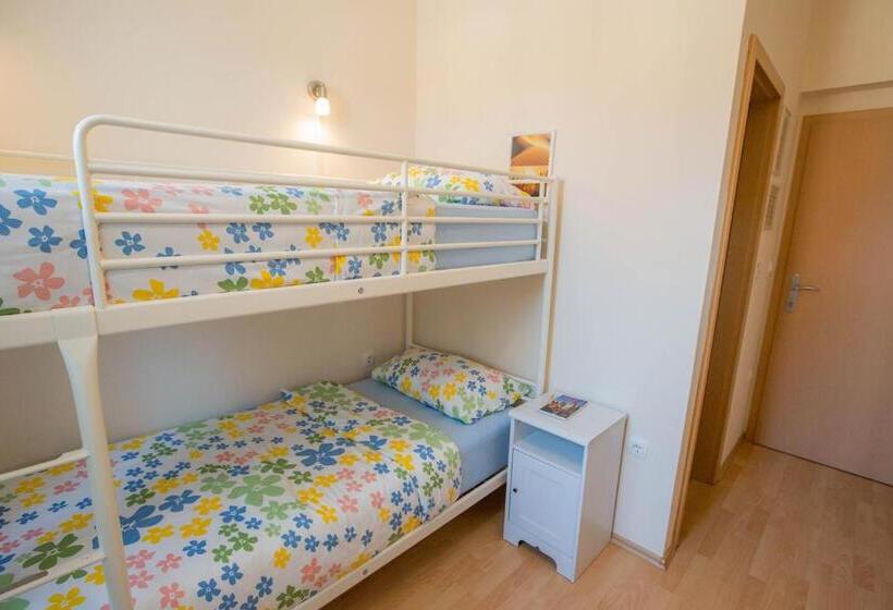 اتاق استاندارد با تخت‌های تاشو, Hostel Sonce