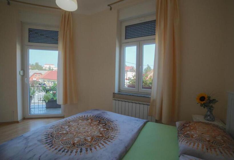 اتاق پنج‌تخته استاندارد, Hostel Sonce