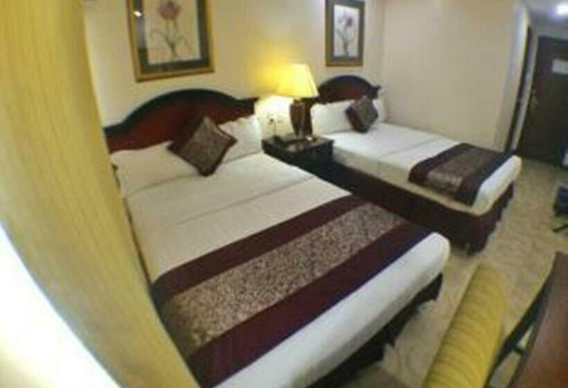 غرفة ديلوكس رباعية, Cindy Kelly