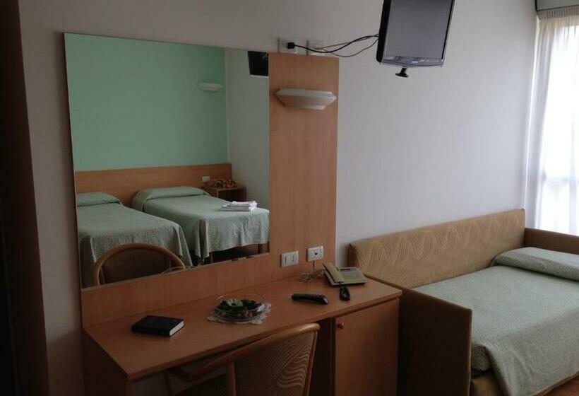 חדר סטנדרט לשלושה, Roma