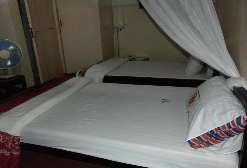 اتاق استاندارد سه نفره, Brisk Hotel Triangle