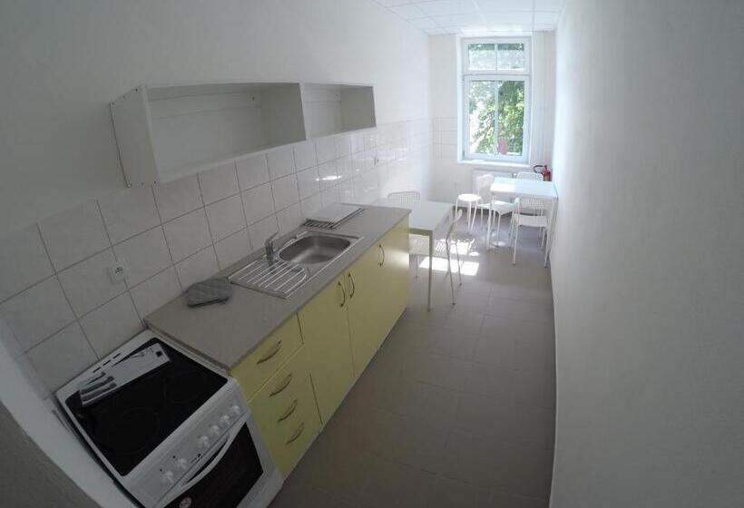 חדר סטנדרט לשלושה עם חדר אמבטיה משוף, Centrum Ubytování Břeclav