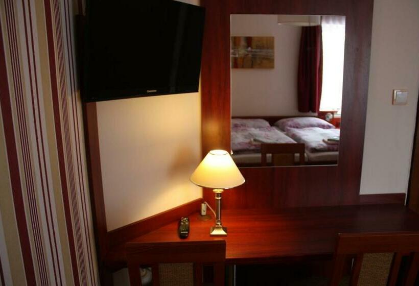 اتاق استاندارد سه نفره, Hynek