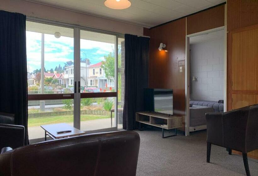 آپارتمان خانوادگی, Cumberland Motel