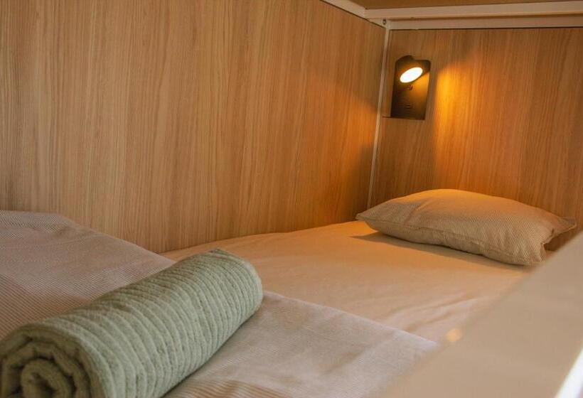공동 객실, The Lighthouse Hostel