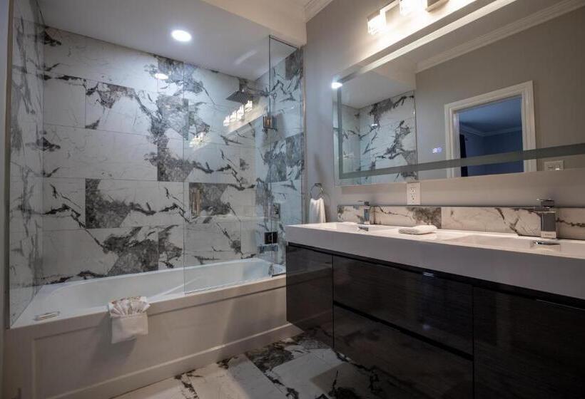 اتاق لوکس با بالکن, Niagara Luxury Suites