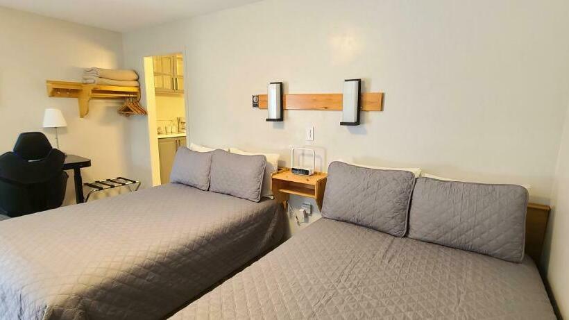 Номер Стандарт 2 Двуспальные Кровати, Maple Leaf Motel