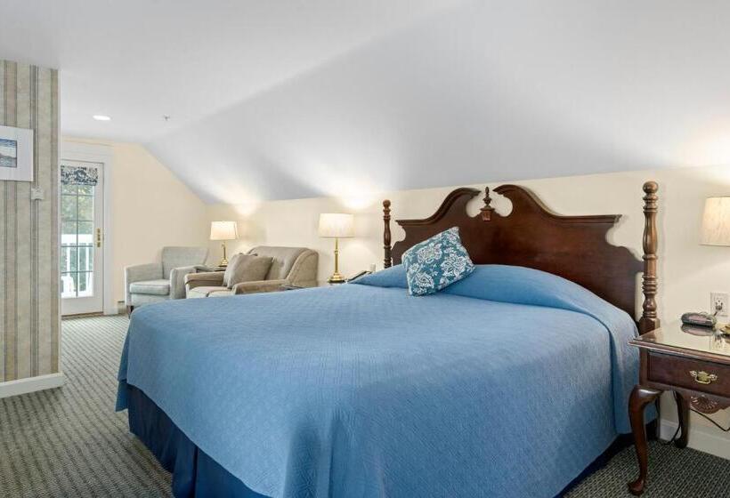 מיטת קינג בסוויטה, The Sparhawk Oceanfront Resort