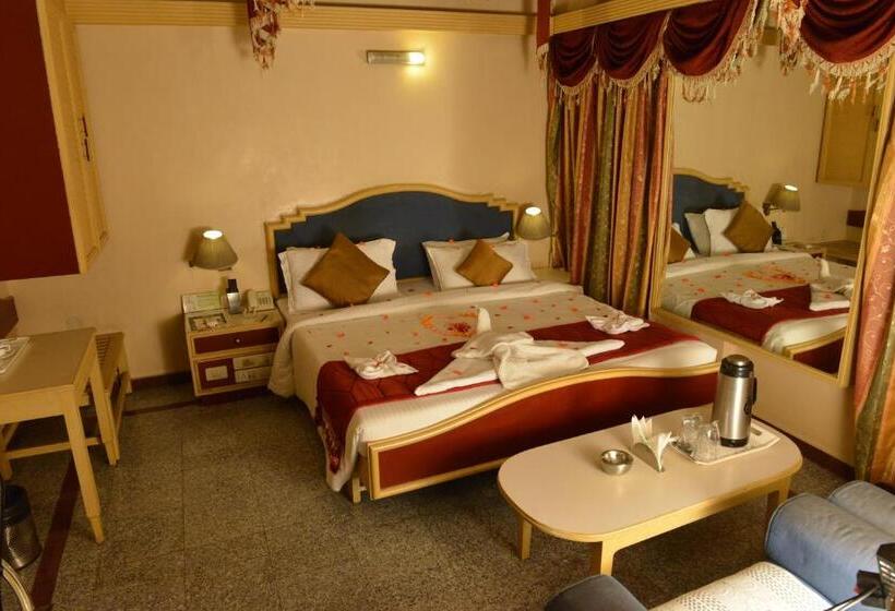 Люкс, Sree Bharani Hotels