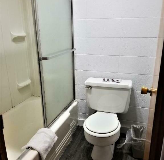 Семейный Номер, Town House Motor Inn