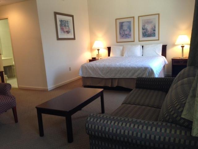 Люкс Deluxe Кровать Кинг, Inn At Arbor Ridge Hotel And Conference Center