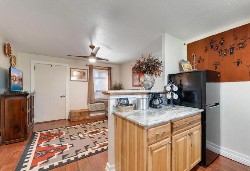 جناح إدارى, Stone Lizard Lodge