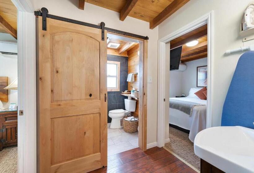 جناح إدارى, Stone Lizard Lodge