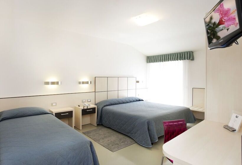 اتاق استاندارد سه تخته با چشمانداز استخر, Miorelli