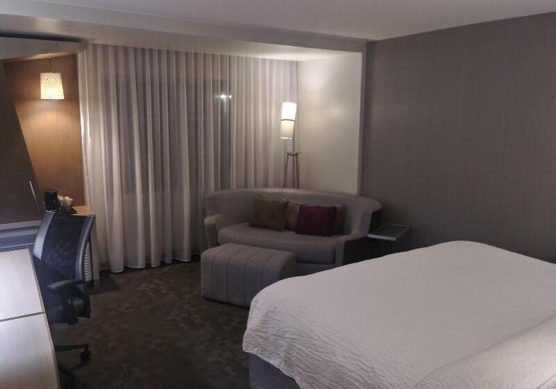 스탠다드 룸 킹사이즈 침대, Courtyard By Marriott Lenox Berkshires