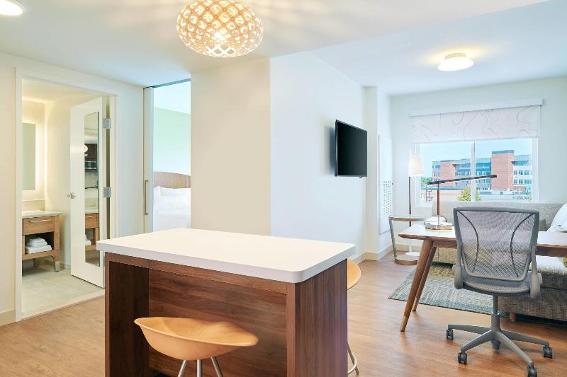 سوئیت اجرایی با تخت کینگ, Element West Des Moines