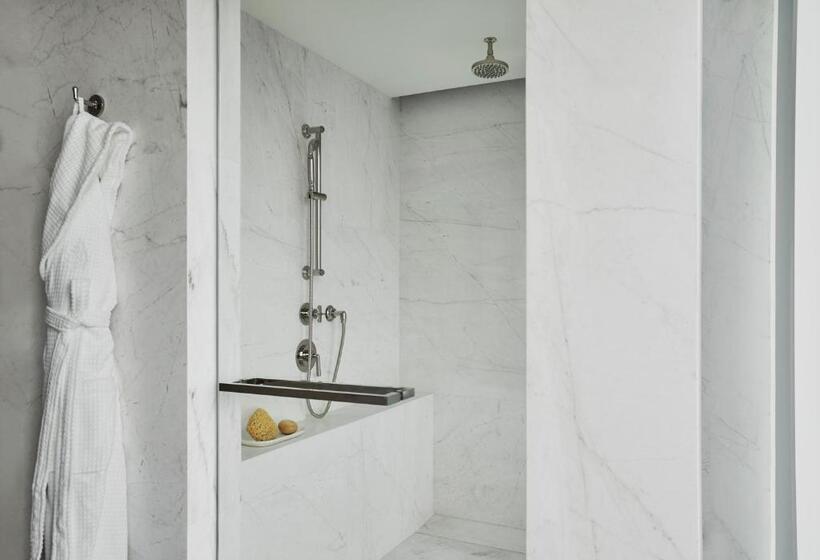 غرفة كلوب سرير كينج, Four Seasons Hotel At The Surf Club