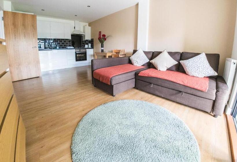 Апартаменты 3 Спальни, Ilford Tower Apartments