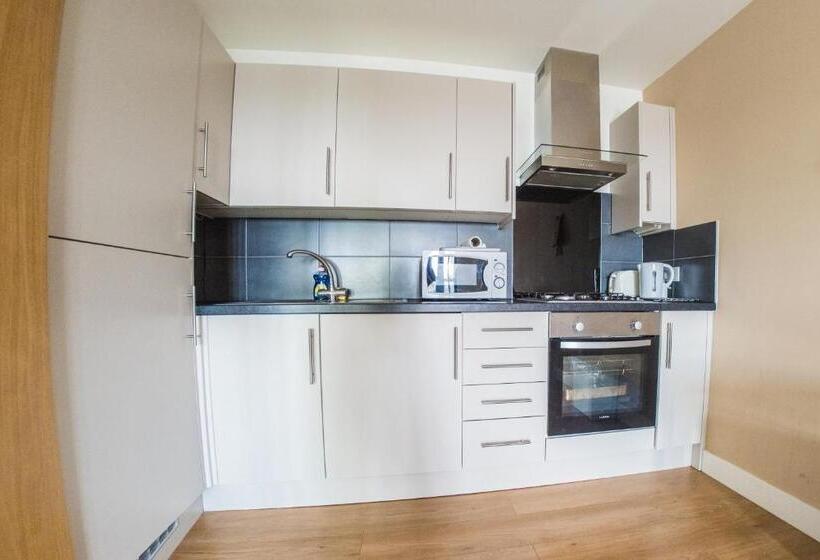 Апартаменты 3 Спальни, Ilford Tower Apartments