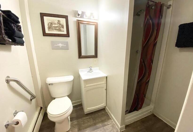 غرفة قياسية سرير كينج لذوى الإحتياجات الخاصة, Roundtop Mountain Vista   Cabins And Motel