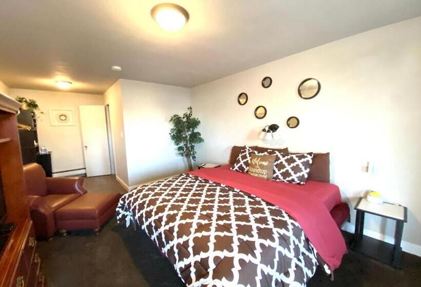 غرفة قياسية سرير كينج, Roundtop Mountain Vista   Cabins And Motel